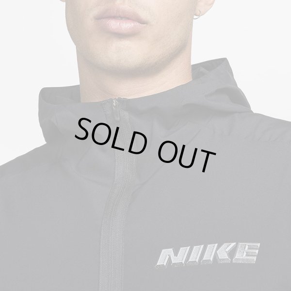 NIKE（ナイキ） “ドライフィット フォーム GFX フーディ ジャケット