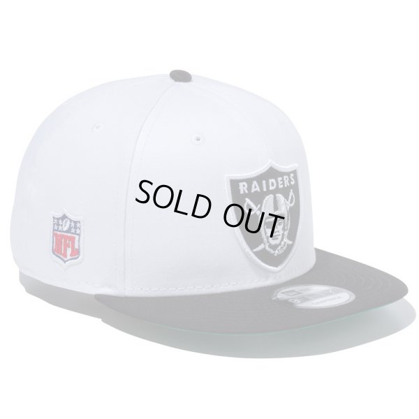 画像1: NEWERA（ニューエラ）“9FIFTY ラスベガス・レイダースシールドロゴ ホワイト × ブラック ブラックバイザー” (1)