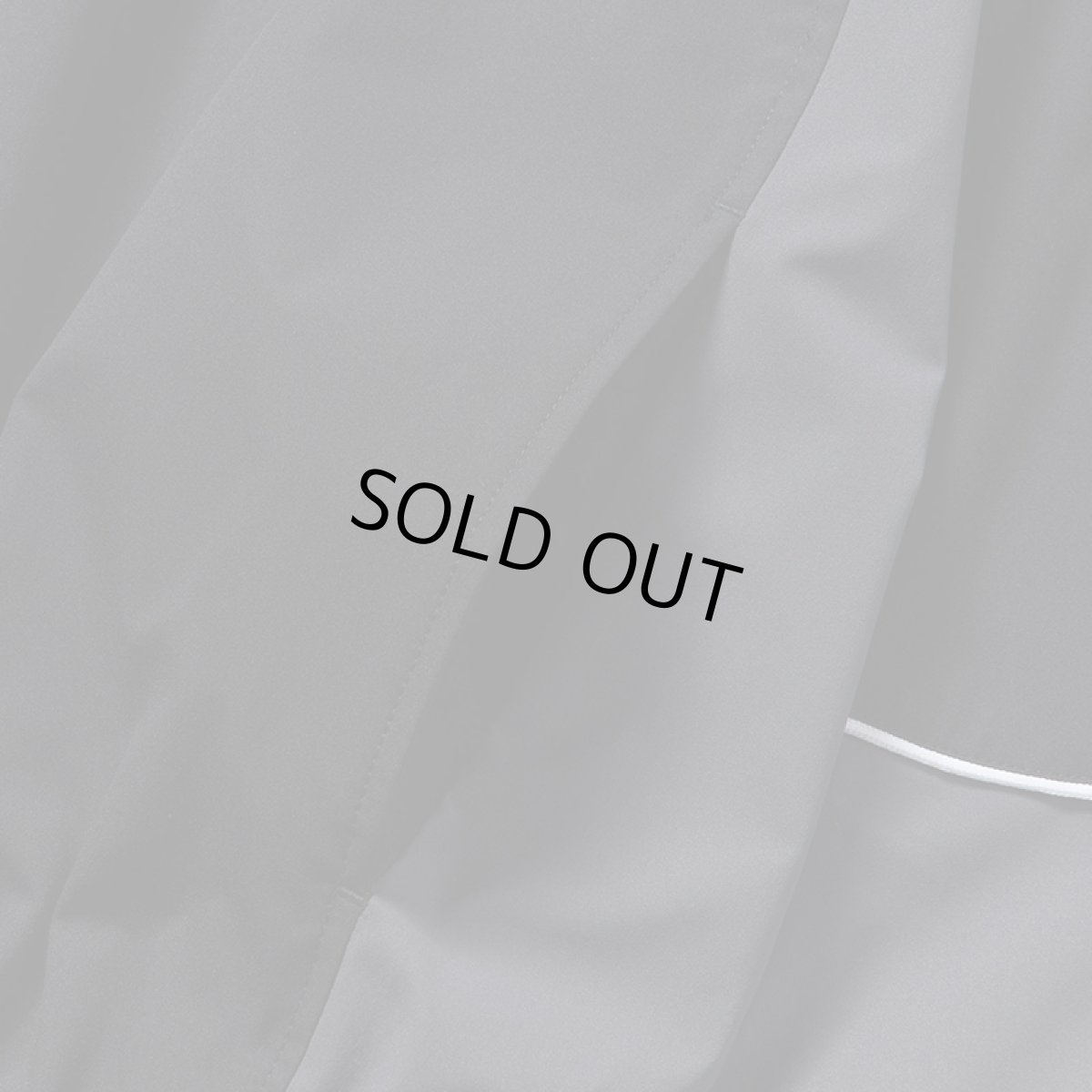 画像6: NEWERA（ニューエラ）“オーバーサイズド パイピング トラックジャケット ブラック/グレー | パフォーマンスアパレル” (6)