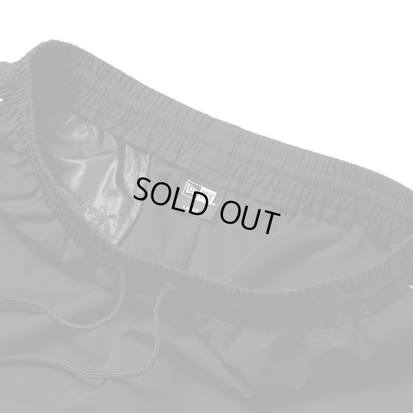 画像7: NEWERA（ニューエラ）“オーバーサイズド パイピング トラックパンツ ブラック/グレー | パフォーマンスアパレル” (7)