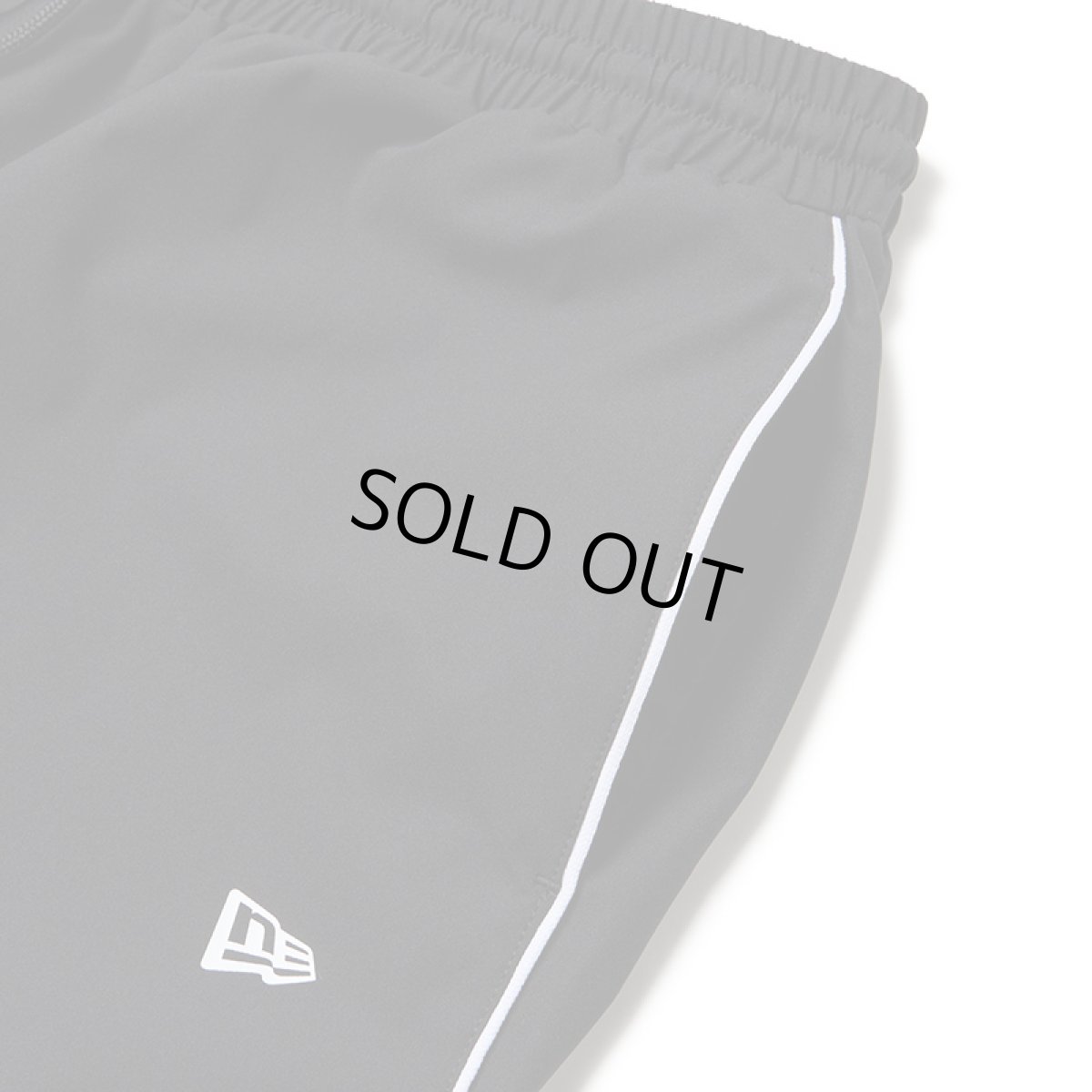 画像4: NEWERA（ニューエラ）“オーバーサイズド パイピング トラックパンツ ブラック/グレー | パフォーマンスアパレル” (4)