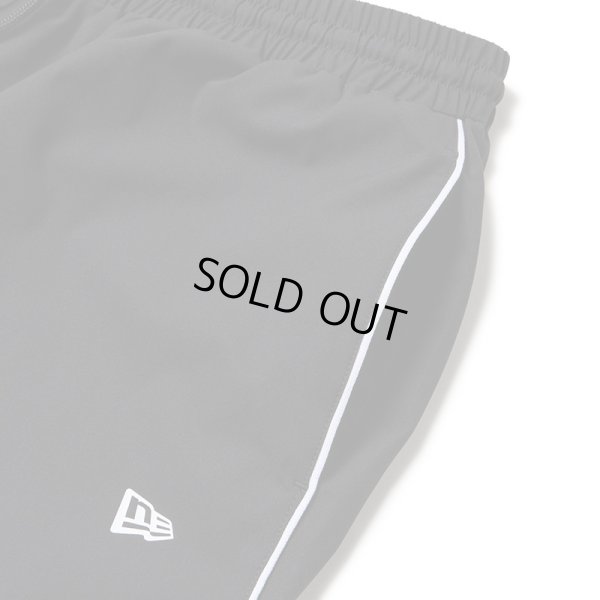 画像4: NEWERA（ニューエラ）“オーバーサイズド パイピング トラックパンツ ブラック/グレー | パフォーマンスアパレル” (4)