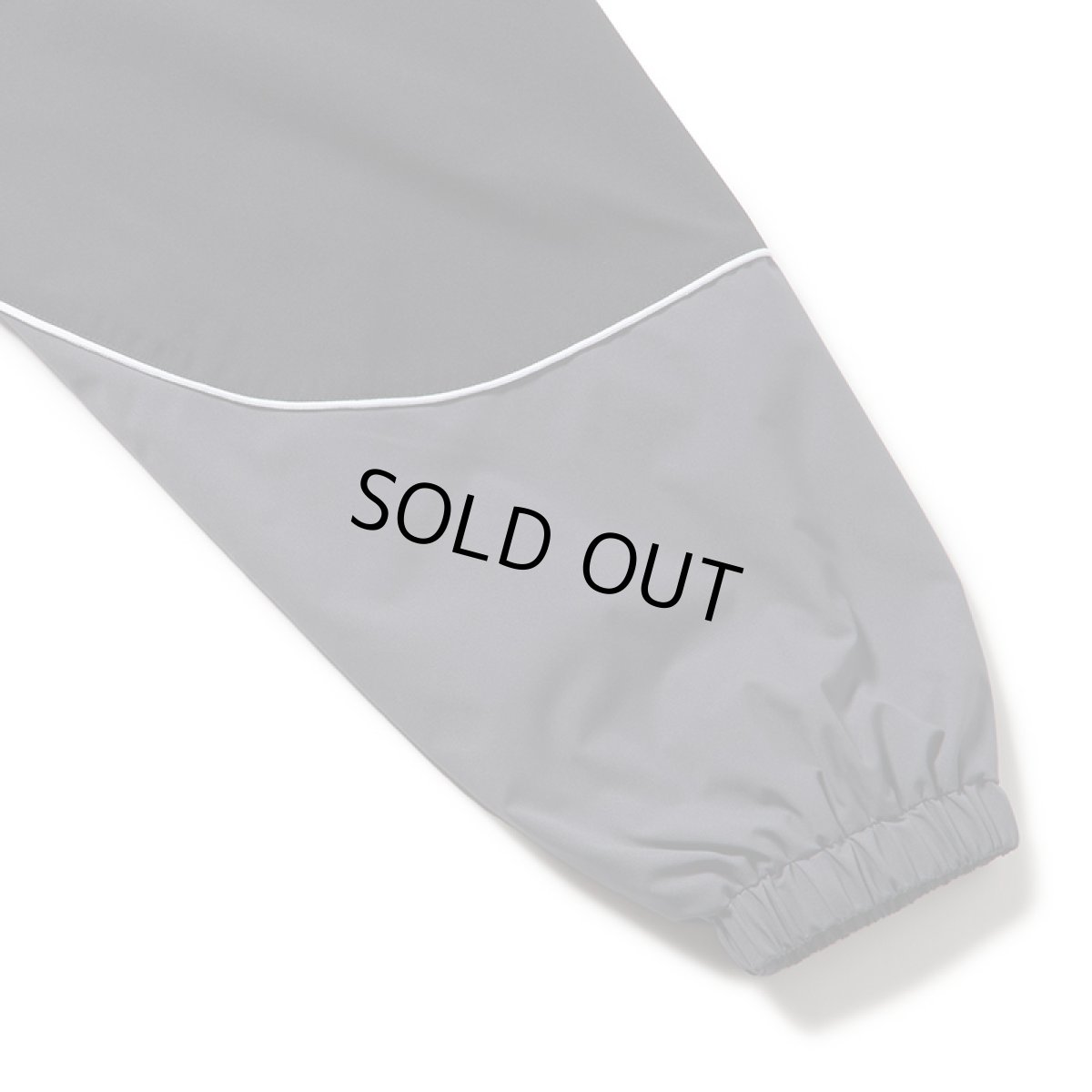 画像7: NEWERA（ニューエラ）“オーバーサイズド パイピング トラックジャケット ブラック/グレー | パフォーマンスアパレル” (7)