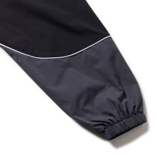 画像7: NEWERA（ニューエラ）“オーバーサイズド パイピング トラックジャケット ブラック/グレー | パフォーマンスアパレル” (7)