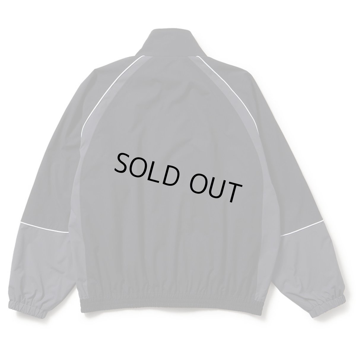 画像2: NEWERA（ニューエラ）“オーバーサイズド パイピング トラックジャケット ブラック/グレー | パフォーマンスアパレル” (2)