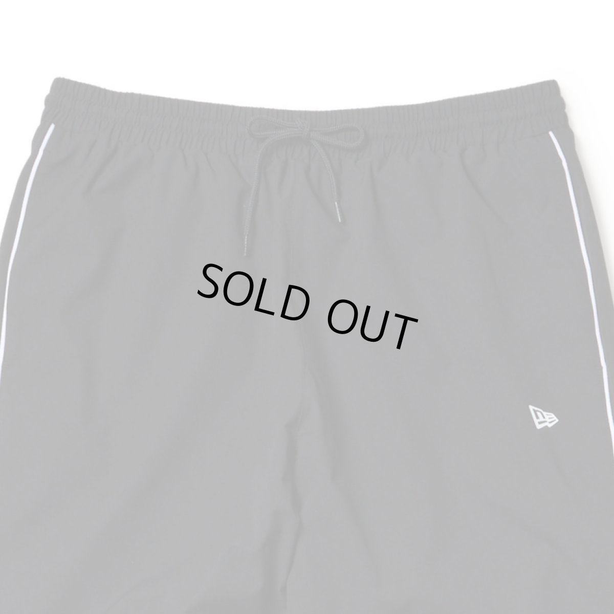 画像3: NEWERA（ニューエラ）“オーバーサイズド パイピング トラックパンツ ブラック/グレー | パフォーマンスアパレル” (3)