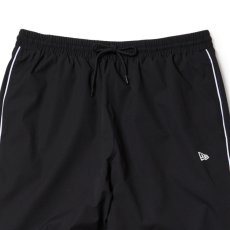 画像3: NEWERA（ニューエラ）“オーバーサイズド パイピング トラックパンツ ブラック/グレー | パフォーマンスアパレル” (3)