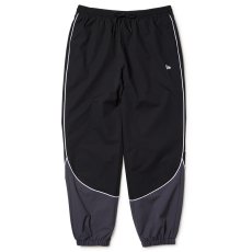 画像1: NEWERA（ニューエラ）“オーバーサイズド パイピング トラックパンツ ブラック/グレー | パフォーマンスアパレル” (1)