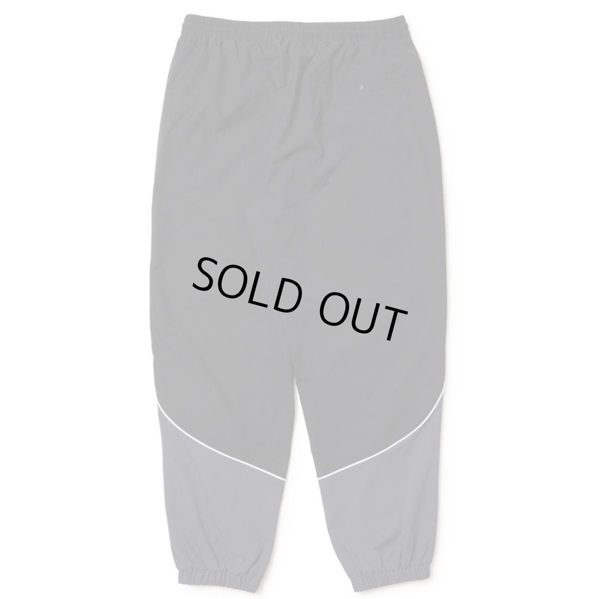 画像2: NEWERA（ニューエラ）“オーバーサイズド パイピング トラックパンツ ブラック/グレー | パフォーマンスアパレル” (2)