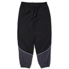 画像2: NEWERA（ニューエラ）“オーバーサイズド パイピング トラックパンツ ブラック/グレー | パフォーマンスアパレル” (2)