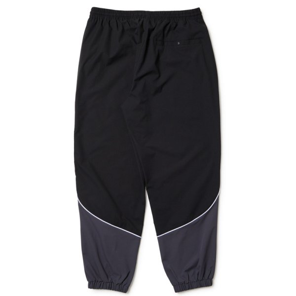 画像2: NEWERA（ニューエラ）“オーバーサイズド パイピング トラックパンツ ブラック/グレー | パフォーマンスアパレル” (2)