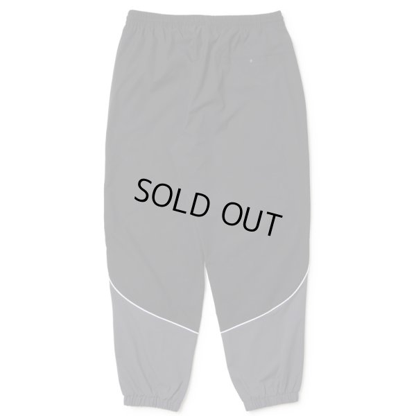 画像2: NEWERA（ニューエラ）“オーバーサイズド パイピング トラックパンツ ブラック/グレー | パフォーマンスアパレル” (2)