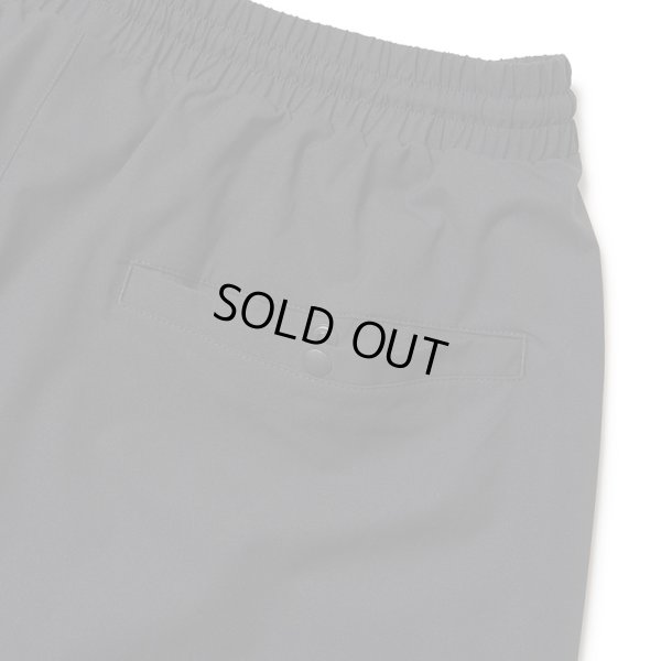 画像6: NEWERA（ニューエラ）“オーバーサイズド パイピング トラックパンツ ブラック/グレー | パフォーマンスアパレル” (6)