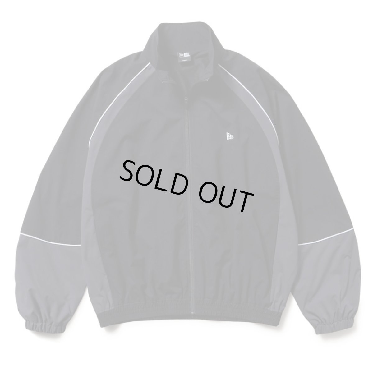 画像1: NEWERA（ニューエラ）“オーバーサイズド パイピング トラックジャケット ブラック/グレー | パフォーマンスアパレル” (1)