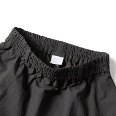 画像4: [レディース] NEWERA（ニューエラ）“Women's ナイロン ドローストリング スカート チャコールグレー” (4)