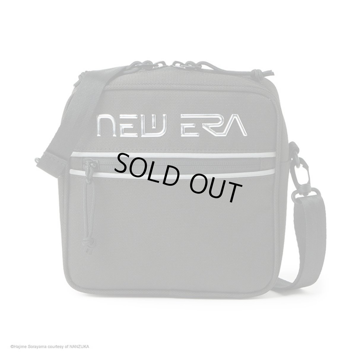 画像2: NEWERA（ニューエラ） “スクエア ショルダーポーチ 1.5L HAJIME SORAYAMA TPUロゴ ブラック” (2)