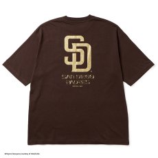 画像3: NEWERA（ニューエラ）“半袖 オーバーサイズド コットン Tシャツ HAJIME SORAYAMA サンディエゴ・パドレス　TPU+グリッタープリント ブラウン” (3)