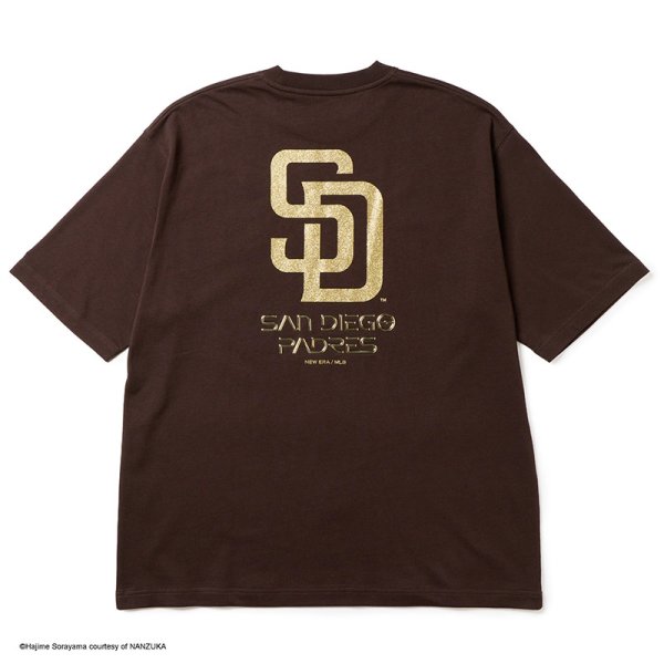 画像3: NEWERA（ニューエラ）“半袖 オーバーサイズド コットン Tシャツ HAJIME SORAYAMA サンディエゴ・パドレス　TPU+グリッタープリント ブラウン” (3)