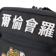 画像9: NEWERA（ニューエラ） “スクエアショルダーポーチ 1.5L kansaï yamamoto 虎 爾愉會羅 ブラック” (9)