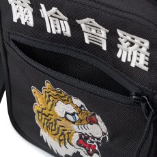 画像7: NEWERA（ニューエラ） “スクエアショルダーポーチ 1.5L kansaï yamamoto 虎 爾愉會羅 ブラック” (7)