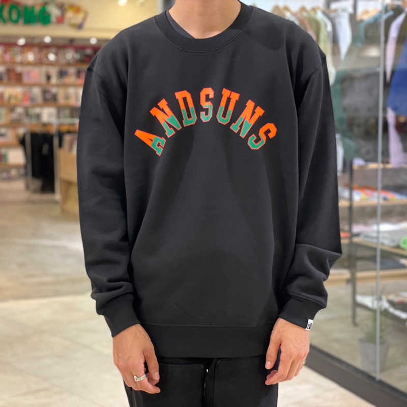 ラストLのみ】ANDSUNS（アンドサンズ） “ATHLETIC ARCH LOGO CREWNECK