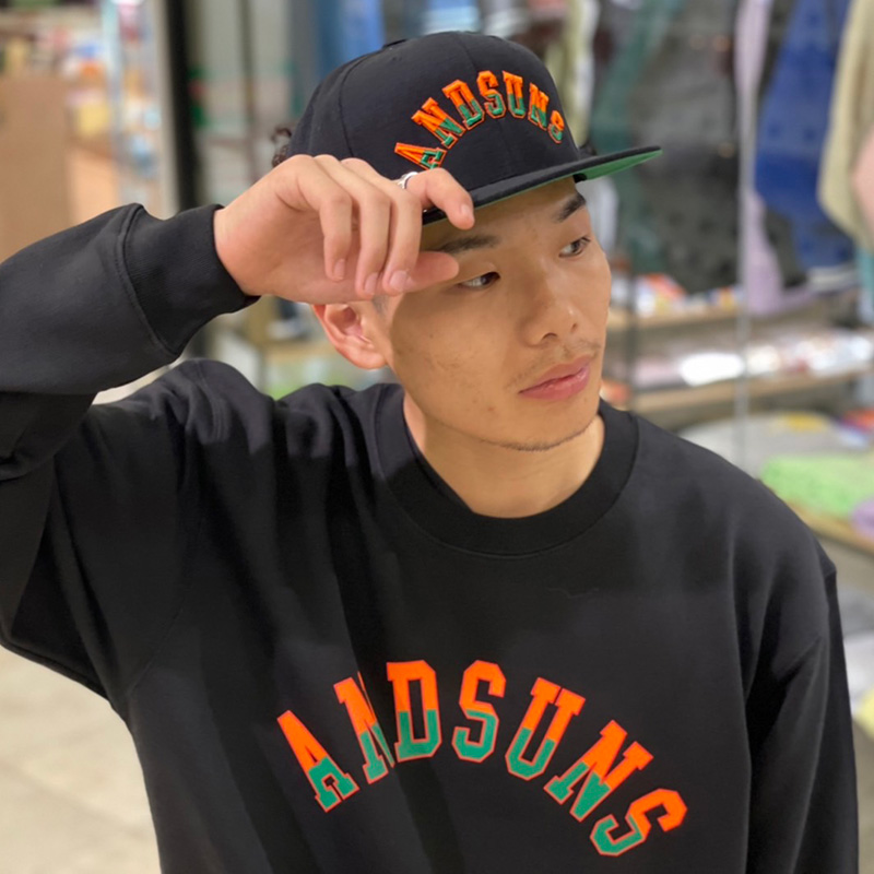 ラストLのみ】ANDSUNS（アンドサンズ） “ATHLETIC ARCH LOGO CREWNECK