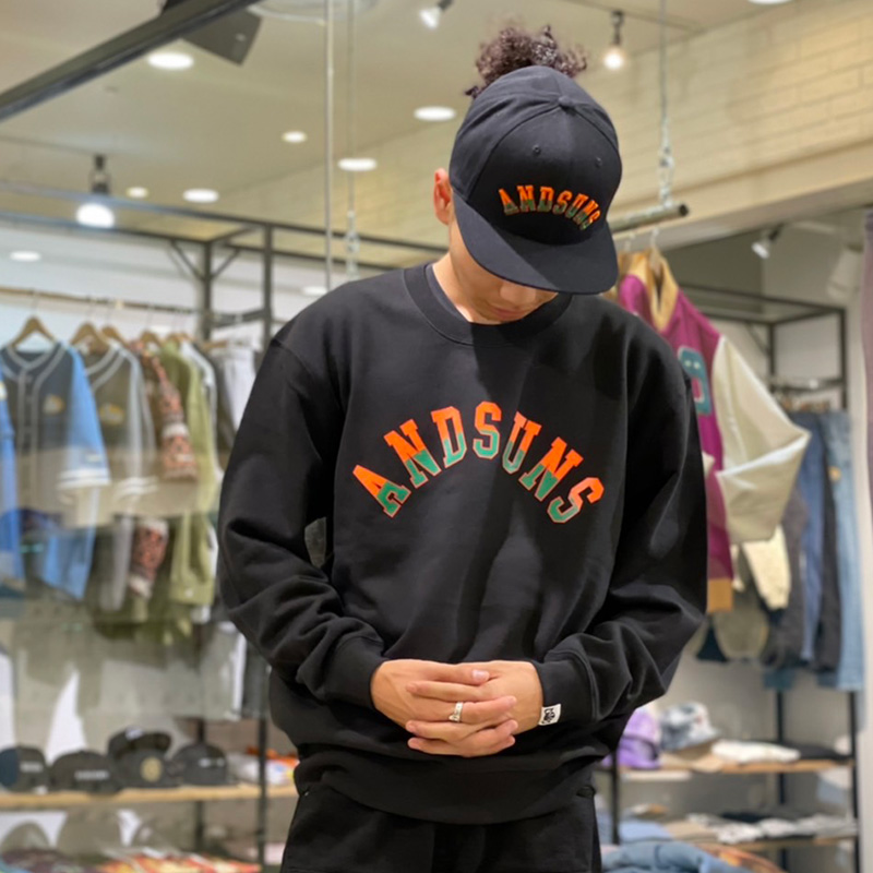 ラストLのみ】ANDSUNS（アンドサンズ） “ATHLETIC ARCH LOGO CREWNECK